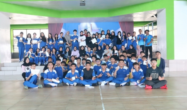 HAPPY CAMP SMP PARAMOUNT PALEMBANG: Membangun Kerja Sama dan Kreativitas Siswa di Sekolah